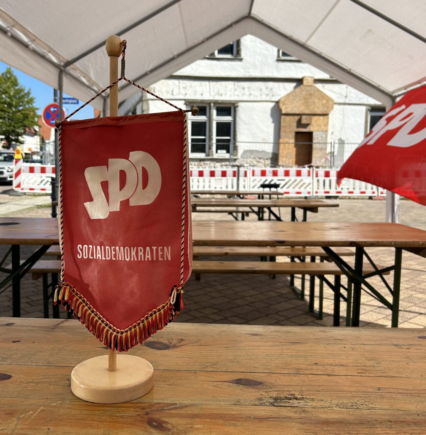 SPD Wimpel auf Bierzelttisch 20 Jahre Stübchen