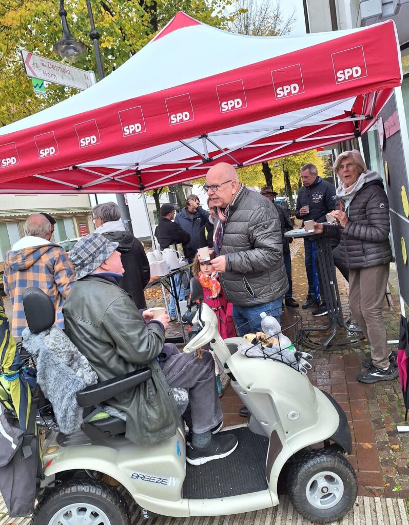 Foto Infoveranstaltung in Bad Meinberg. Bürger sprechen mit SPD Kommunalpolitikern