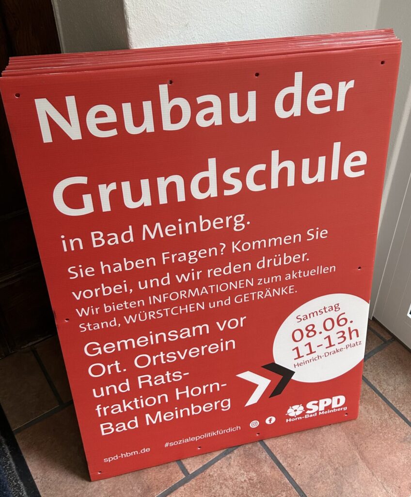 Plakate "Neubau der Grundschule in Bad Meinberg, Sie haben Fragen Kommen Sie vorbei" Veranstaltungsankündigung