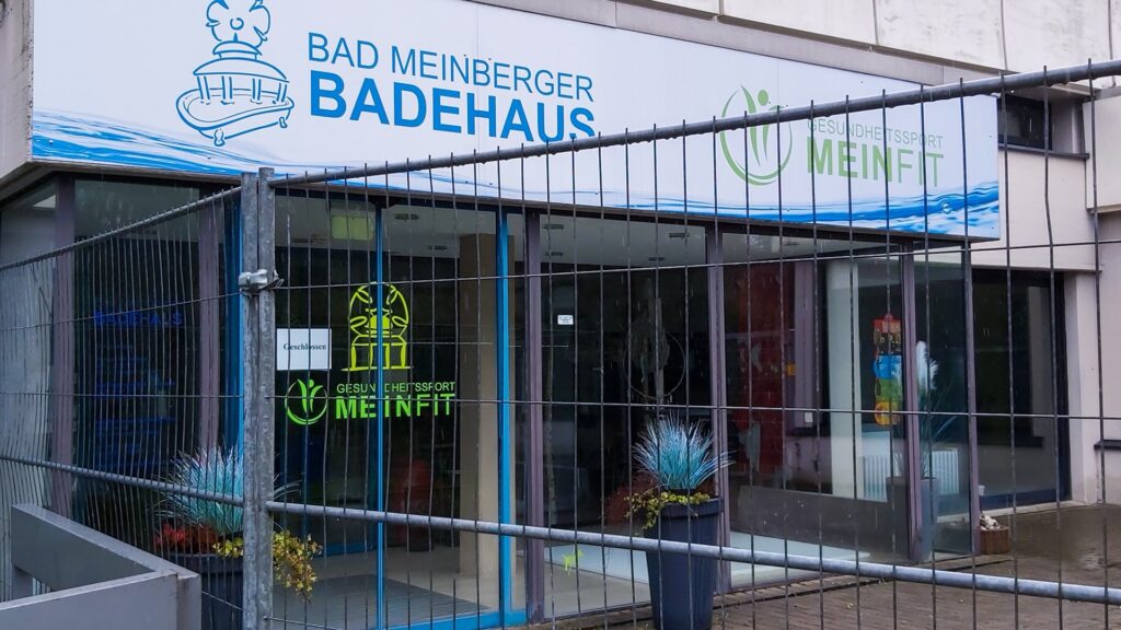 Bauzaun vor dem Badehaus Bad Meinberg