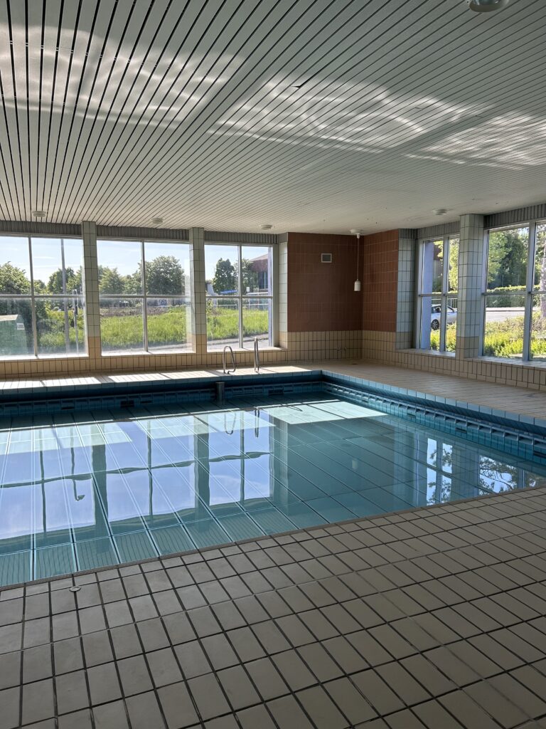 Lehrschwimmbecken, innen. Mit höhenverstellbaren Beckenboden. Badehaus