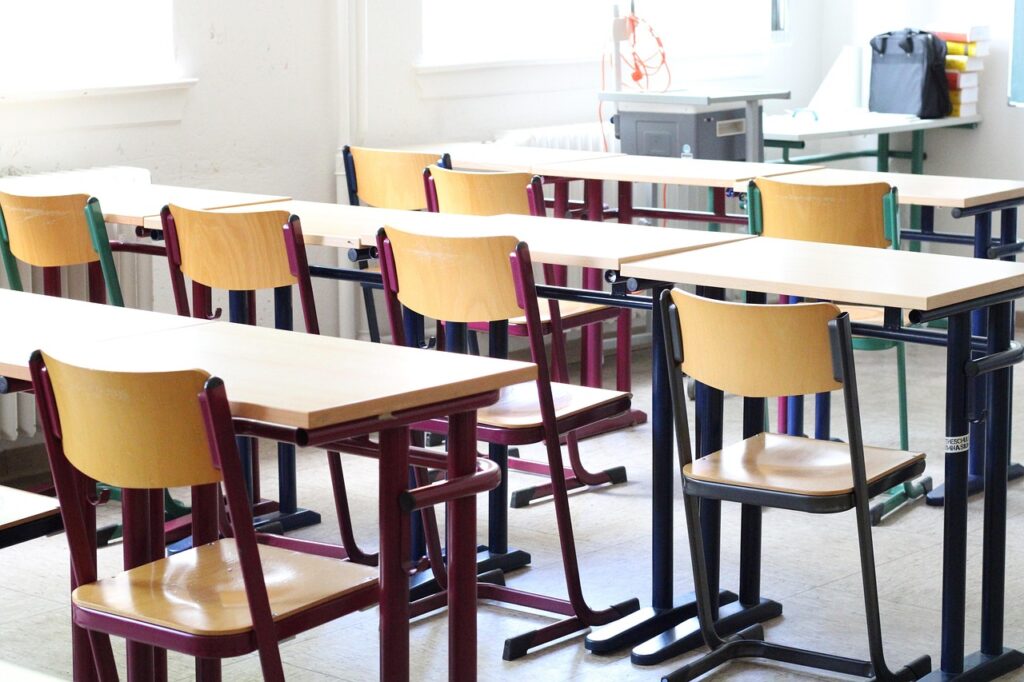 Ferientage an Schulen. Leere Stühle. Alle Kinder sind zu Hause.